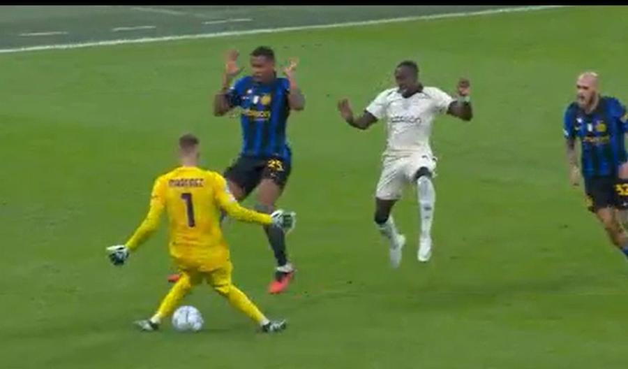 Gafa lui Josep Martinez din Inter - Brugge / Sursă foto: X Chivu, KO la Milano! Inter se scufundă și pierde din nou în Liga Campionilor: Brugge a marcat 4 goluri!