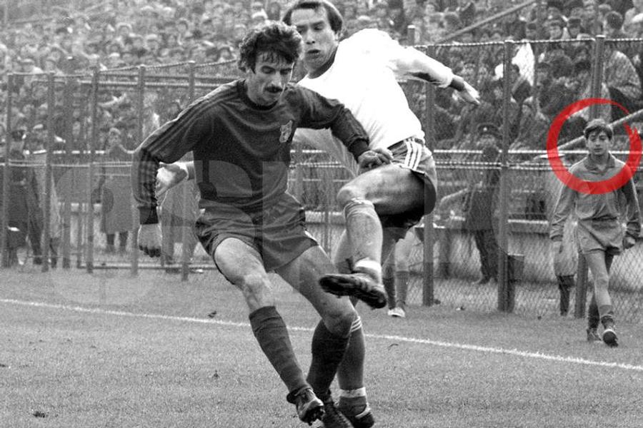 Fotografia cu Câmpeanu și cu Țicleanu e dintr-un joc Steaua-Universitatea Craiova disputat în 1982. Ilie Dumitrescu avea 13 ani atunci și era copil de mingi Tim Câmpeanu, povestea unei evadări din România comunistă: „Am fugit din țară pentru soție, care avea cancer. Nu-i mai dădeau mult, dar trăiește și astăzi!”