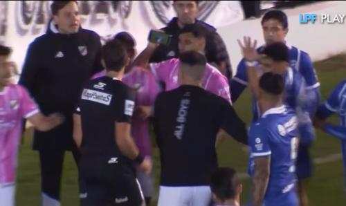 Fundașul lui All Boys, Ivan Zafarana, l-a urmărit pe arbitru până când l-a convins să revină asupra de a dictat un penalty pentru Godoy Cruz / Foto: captură TV