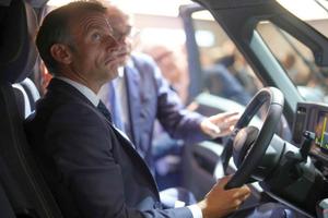 Dacia, două premiere mondiale la Salonul Auto de la Paris, sub privirile lui Emmanuel Macron