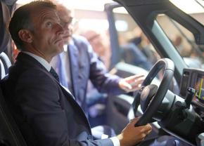 Dacia, două premiere mondiale la Salonul Auto de la Paris, sub privirile lui Emmanuel Macron