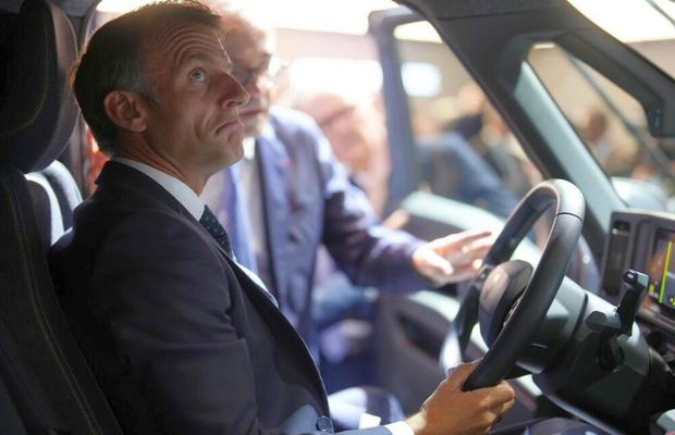 Dacia, două premiere mondiale la Salonul Auto de la Paris, sub privirile lui Emmanuel Macron