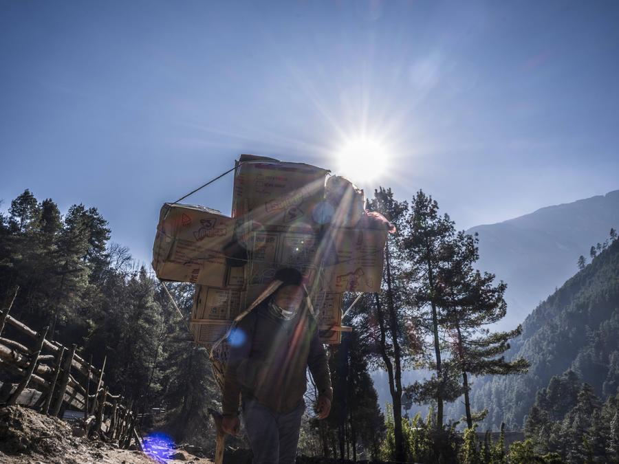 „Am văzut corturi zburând cu tot cu oameni!” » 3 povești incredibile de pe Everest, dezvăluite de românul care a condus o expediției istorică