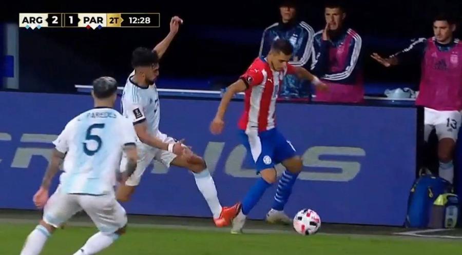 VIDEO Scandal uriaș pe „Bombonera” în Argentina - Paraguay » Leo Messi, izbucnire nervoasă: „De două ori te-ai c*** pe noi!”