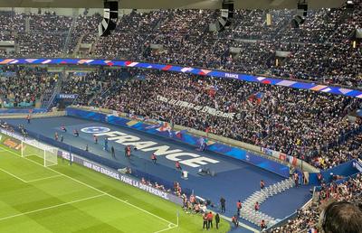 Moment impresionant pe Parc des Princes: „La Marseillaise” a răsunat a cappella, la 6 ani de la atacurile teroriste din Paris