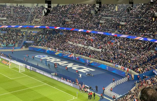 Moment impresionant pe Parc des Princes: „La Marseillaise” a răsunat a cappella, la 6 ani de la atacurile teroriste din Paris