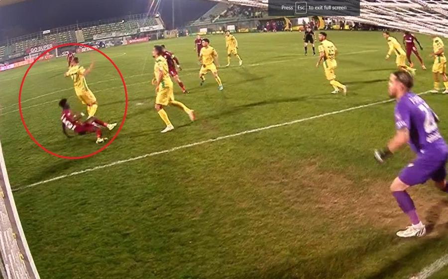 Duelul dintre Garutti și Yeboah Decizie de neînțeles a lui Mladinovici în Mioveni - CFR Cluj: penalty refuzat și după intervenția VAR! » Dan Petrescu și-a făcut cruce pe margine