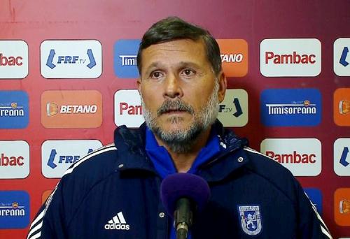 Nicolo Napoli (60 de ani), antrenorul lui FCU Craiova 1948, nu găsește încă soluții pentru criza oltenilor din campionat. Alb-albaștrii au pierdut și cu FCSB, scor 0-2, și rămân într-o situație delicată în Superliga, penultimul loc, cu doar 16 puncte.