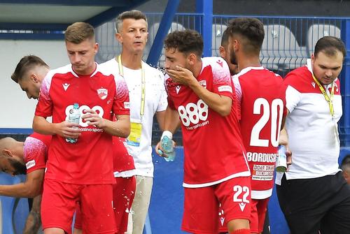 Valentin Lazăr, în stânga // foto: Imago Images