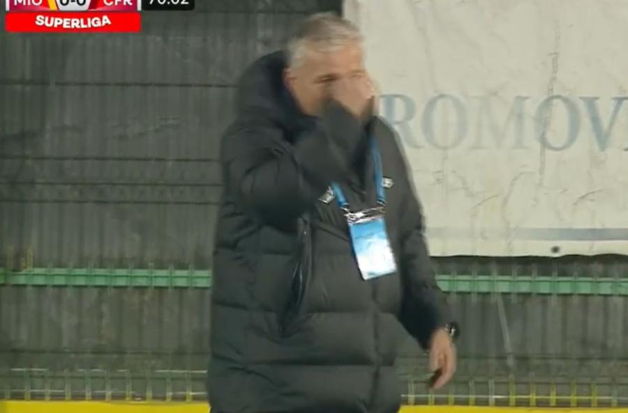 Dan Petrescu, exasperat după decizia lui Mladinovici / Captură Orange Sport Decizie de neînțeles a lui Mladinovici în Mioveni - CFR Cluj: penalty refuzat și după intervenția VAR! » Dan Petrescu și-a făcut cruce pe margine