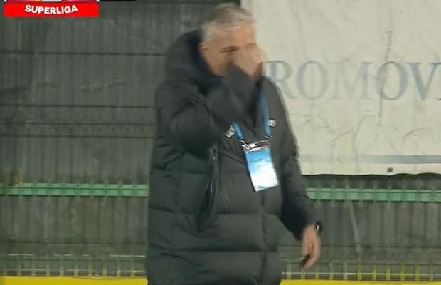 Decizie de neînțeles a lui Mladinovici în Mioveni - CFR Cluj: penalty refuzat și după intervenția VAR! » Dan Petrescu și-a făcut cruce pe margine