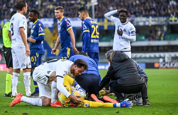 Un fotbalist din Serie A a suferit o accidentare horror și ratează Mondialul din Qatar: imagini dure