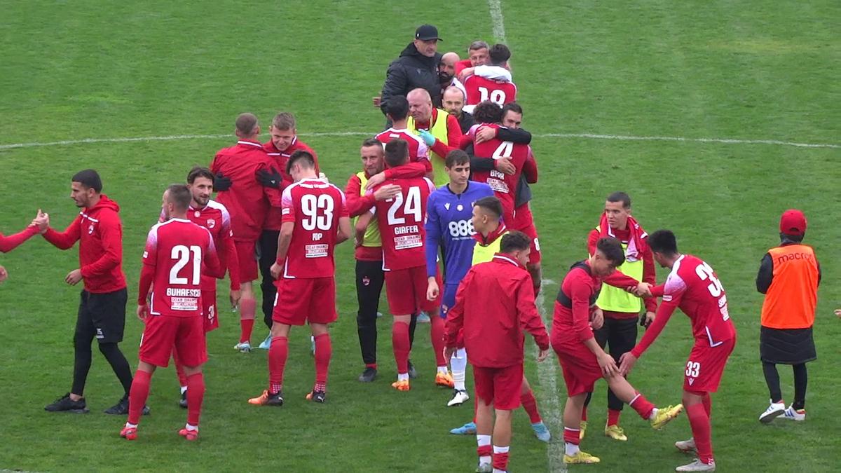 6 detalii de la Dinamo - Dumbrăvița: s-a schimbat playlistul din vestiar, rezervele au făcut hora bucuriei + ce le-au cerut fanii jucătorilor la final