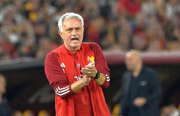 Jose Mourinho a ironizat un atacant advers în derby-ul cu Lazio: „Putea fi un înotător formidabil, la cum plonjează în careu!”