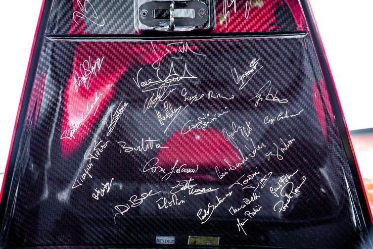 Ferrari Enzo, ediție limitată semnată de piloții Michael Schumacher și Rubens Barrichello (foto: dicklovett.co.uk)