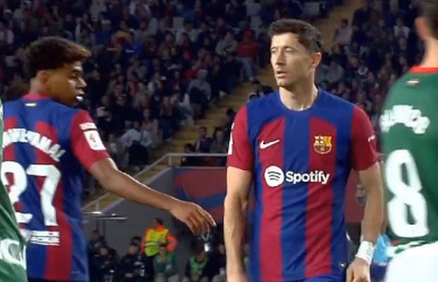 „Fractură” blaugrana? Lewandowski l-a lăsat cu mâna întinsă pe puștiul de 16 ani