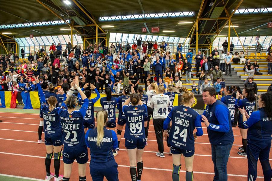 Jucătoarele salură suporterii care le-au susținut la Dortmund Foto Ionuț Nedelcu Dunărea Brăila „curge” spre grupele EHF European League! » Victorie în ultima secundă în deplasare cu Borussia Dortmund