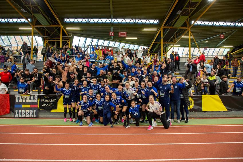 HC Dunărea Brăila sărbătorind cu suporterii Foto Ionuț Nedelcu