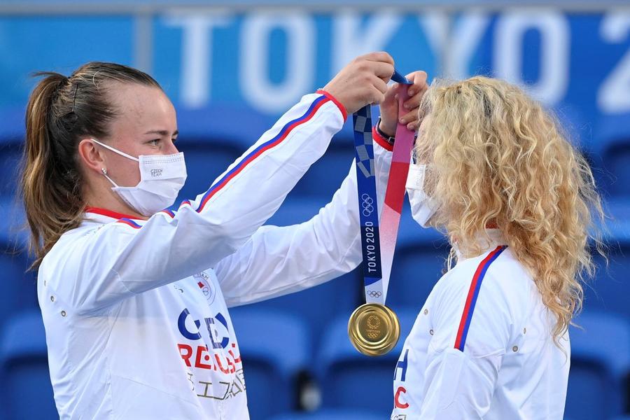 Krejcikova și Siniakova cu medalii și măști la JO de la Tokyo Foto Imago Krejcikova și Siniakova se despart după 7 titluri de Grand Slam și un titlu olimpic » Begu și Niculescu le-au învins în Fed Cup
