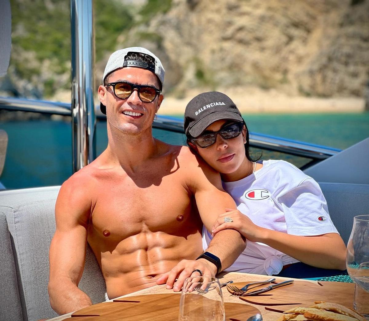Imagini cu casa în valoare de 21 de milioane de euro a lui Cristiano Ronaldo! Va avea un garaj pentru 20 de mașini, dar și două piscine