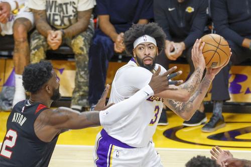 Anthony Davis, în duel cu Deandre Ayton. 
Foto: Imago