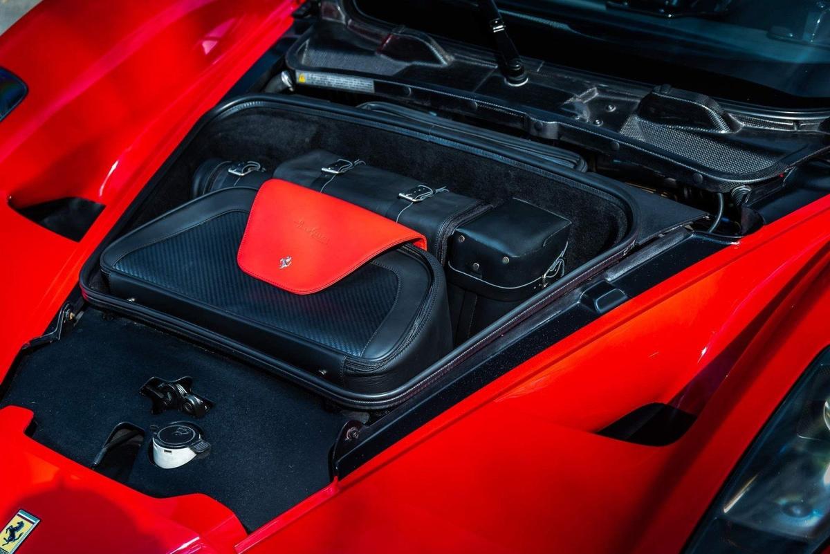 Ferrari Enzo, ediție limitată semnată de piloții Michael Schumacher și Rubens Barrichello