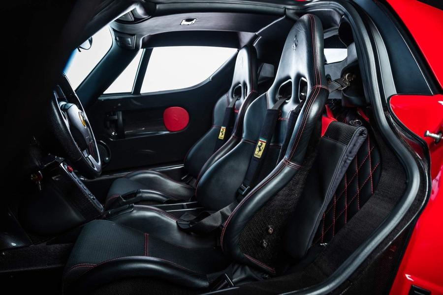 Ferrari Enzo, ediție limitată semnată de piloții Michael Schumacher și Rubens Barrichello (foto: dicklovett.co.uk) În 2004, un milionar britanic a comandat un Ferrari Enzo și a avut niște cereri nemaiauzite! Azi vrea să-l vândă cu o sumă astronomică!