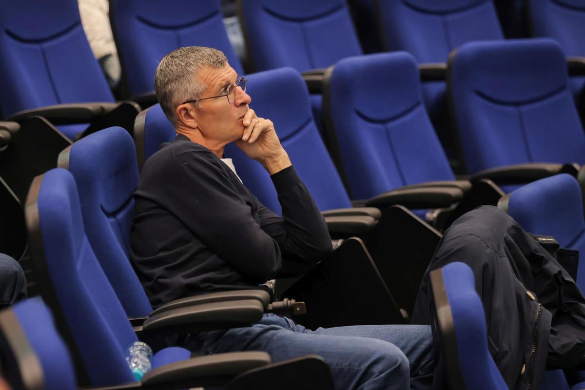 Au vrut să-l facă de râs? » Antrenorul a adormit în sală, în timpul lecției ținute de Răzvan Lucescu. FRF a „scăpat” imaginile pe site