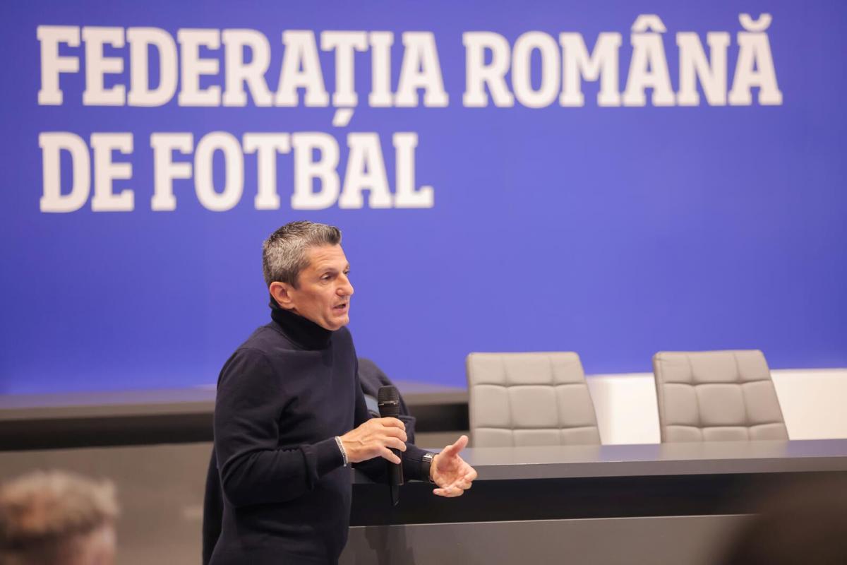 Au vrut să-l facă de râs? » Antrenorul a adormit în sală, în timpul lecției ținute de Răzvan Lucescu. FRF a „scăpat” imaginile pe site