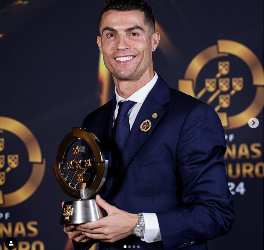 Cristiano Ronaldo arată mândru încă un trofeu bun de pus în colecția din muzeul său / Foto: Instagram Ultima „aroganță” a lui Cristiano: „Nu va fi o dramă dacă nu ating mia. Sunt cel mai mare golgheter din istorie!”