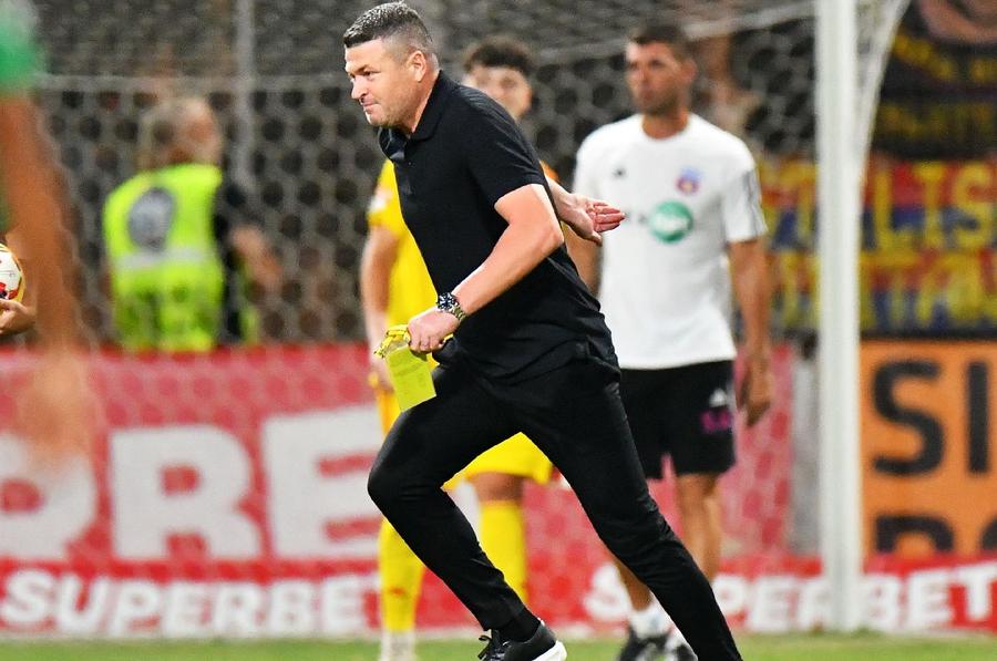 Daniel Oprița i-a preluat pe roș-albaștri în 2019 / FOTO: Gazeta Sporturilor Daniel Oprița, singurul antrenor invincibil din primele două ligi, s-a destăinuit în Gazeta: „Dacă tot n-avem drept de promovare, le-am spus un lucru” + „Sportiv, Steaua a mers cu același nucleu până în Liga 1”