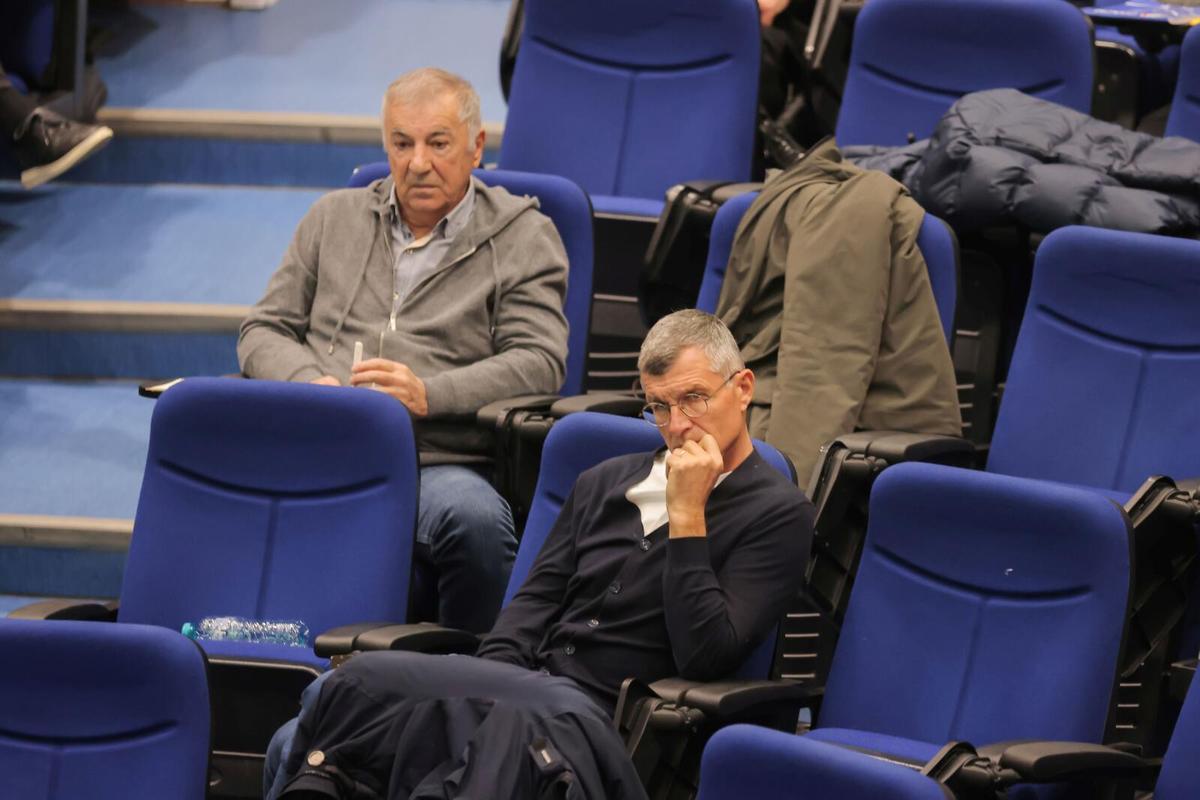 Au vrut să-l facă de râs? » Antrenorul a adormit în sală, în timpul lecției ținute de Răzvan Lucescu. FRF a „scăpat” imaginile pe site