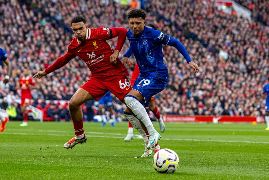 Alexander-Arnold (în roșu) ar putea trece în mercato de iarnă la Real Madrid / Foto: Imago Ofertă „galactică” pentru Alexander-Arnold! » Detaliile contractului + Prețul transferului său de la Liverpool
