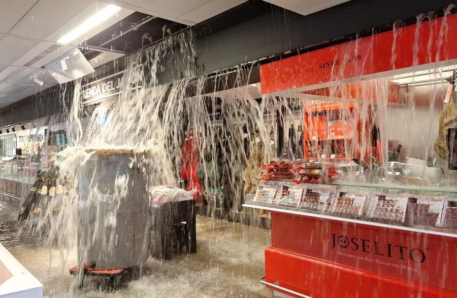 Imagine din Corte Ingles din Malaga, inundat Foto: X Alertă roșie la Malaga: echipa României de Billie Jean King Cup, blocată în hotel, antrenamentele anulate și prima înfruntare a turneului final amânată pentru vineri