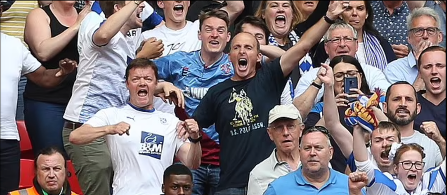 Mike Dean, arbitrul-fan Tranmere (în bleumarin) Viața secretă a arbitrilor din Premier League! » Daily Mail: „Băutură din belșug, petreceri dezlănțuite, tatuaje”. Și mulți care antipatizează același antrenor