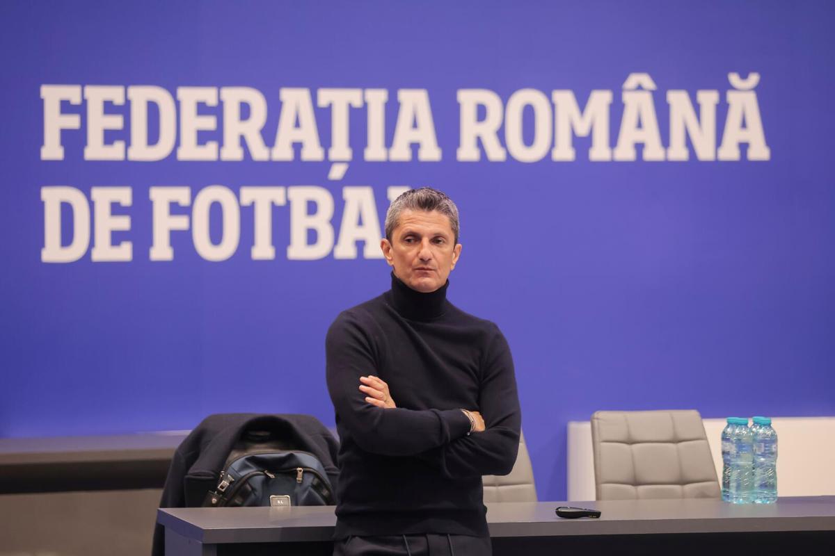 Au vrut să-l facă de râs? » Antrenorul a adormit în sală, în timpul lecției ținute de Răzvan Lucescu. FRF a „scăpat” imaginile pe site