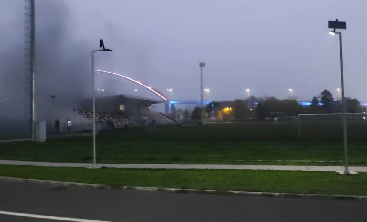 Incendiu la stadionul din România: pompierii au intervenit cu 3 autospeciale