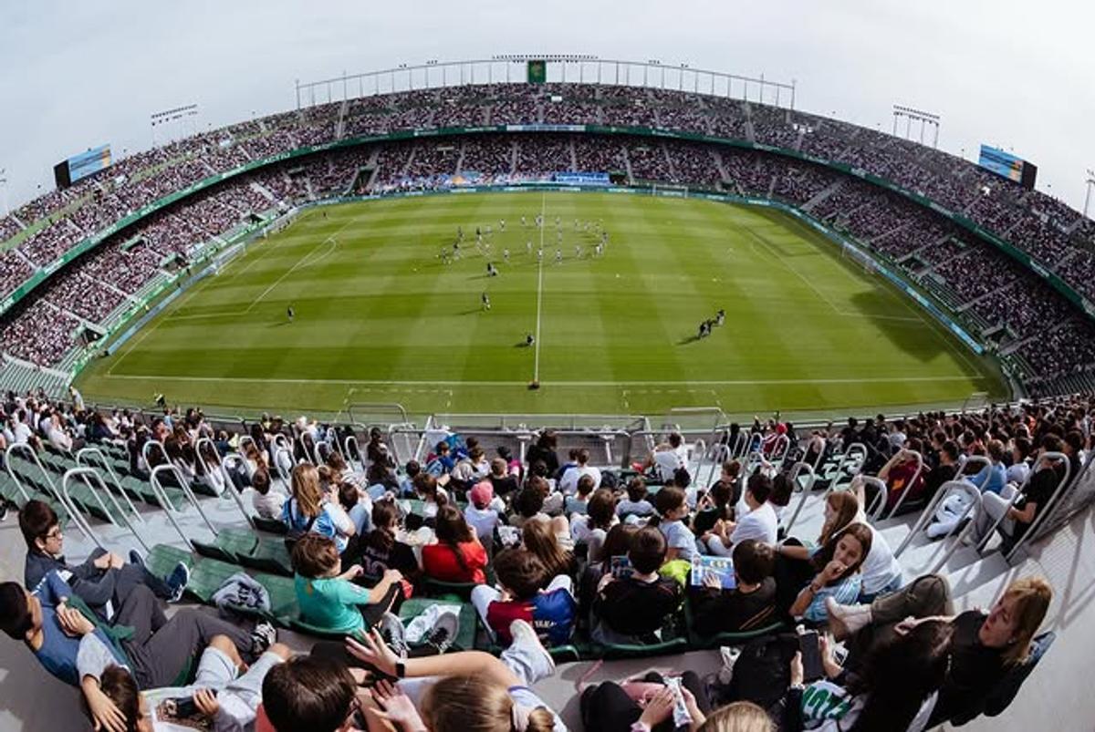 Messi, întâmpinat de 20.000 de oameni la antrenamentul din orașul european cu 240.000 de locuitori