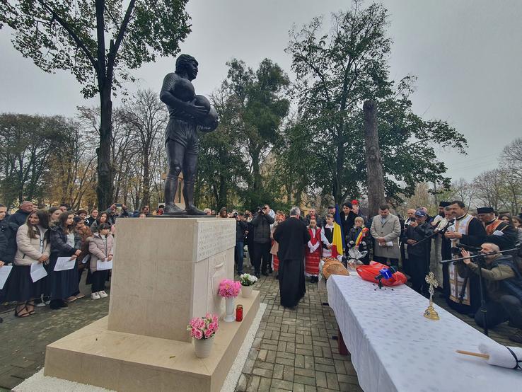 Statuia lui Helmut Duckadam, dezvăluită la Semlac