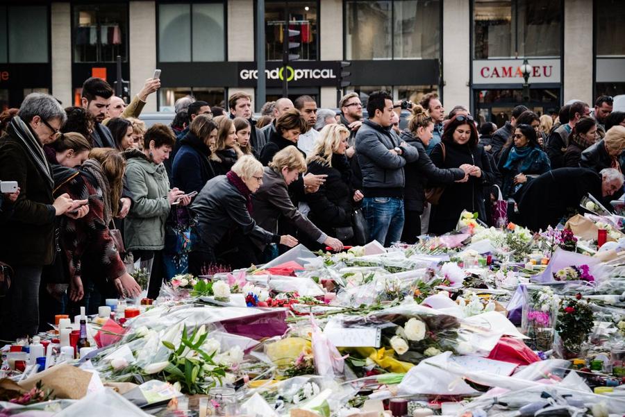 Omagiu adus victimelor atacurilor teroriste din 13 noiembrie 2015 / Foto: Imago Zece ani de la masacrul de la Paris » Teroare în centru și lângă Stade de France, „prizonieri” în tribune și la vestiare