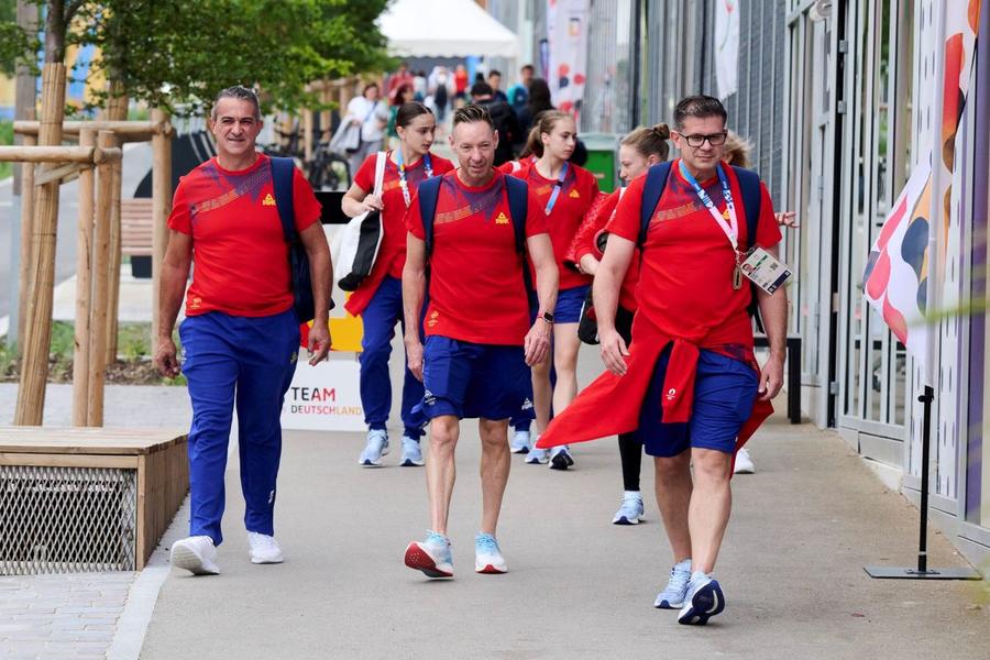 Patrick Kiens (dreapta), alături de Florin Cotuțiu și Daymon Jones în Satul Olimpic la Paris 2024 Foto: GSP Patrick Kiens, fostul antrenor al echipei feminine de gimnastică a României, dezvăluiri ZGUDUITOARE din culise: „A fost ca și cum o bombă ar fi explodat în clădirea aceea”