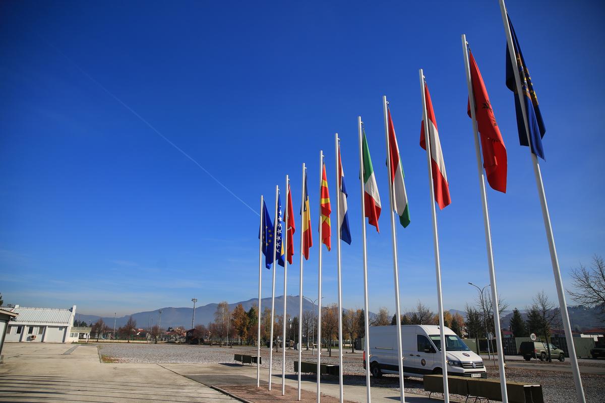 Povești spectaculoase ale militarilor români din Sarajevo: ultrasul din galeria lui U Cluj și verișoara lui Horațiu Moldovan, fotbalistă în Liga 3 » Cum vor trăi meciul Bosnia - România