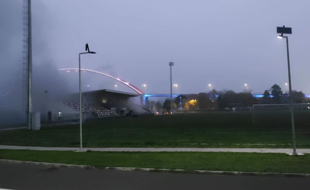 Incendiu la stadionul din România: pompierii au intervenit cu 3 autospeciale