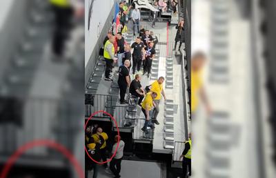 Imagini scandaloase la derby-ul din prima ligă! Suporter lovit cu pumnul de reprezentantul firmei de pază: clubul a vrut să scoată echipa de pe teren