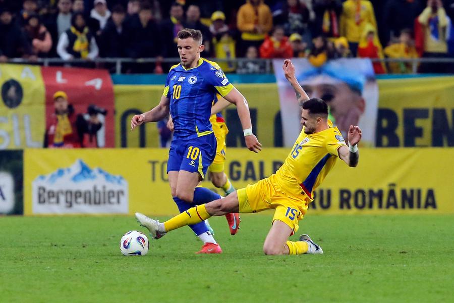 Demirovic i-a dat multe bătăi de cap lui Burcă la București: ambii vor lipsi acum de pe teren la returul din Bosnia. Foto: Imago „Lucescu va pregăti un scenariu-surpriză!” » Ce îi panichează pe bosniaci, în finala contra României