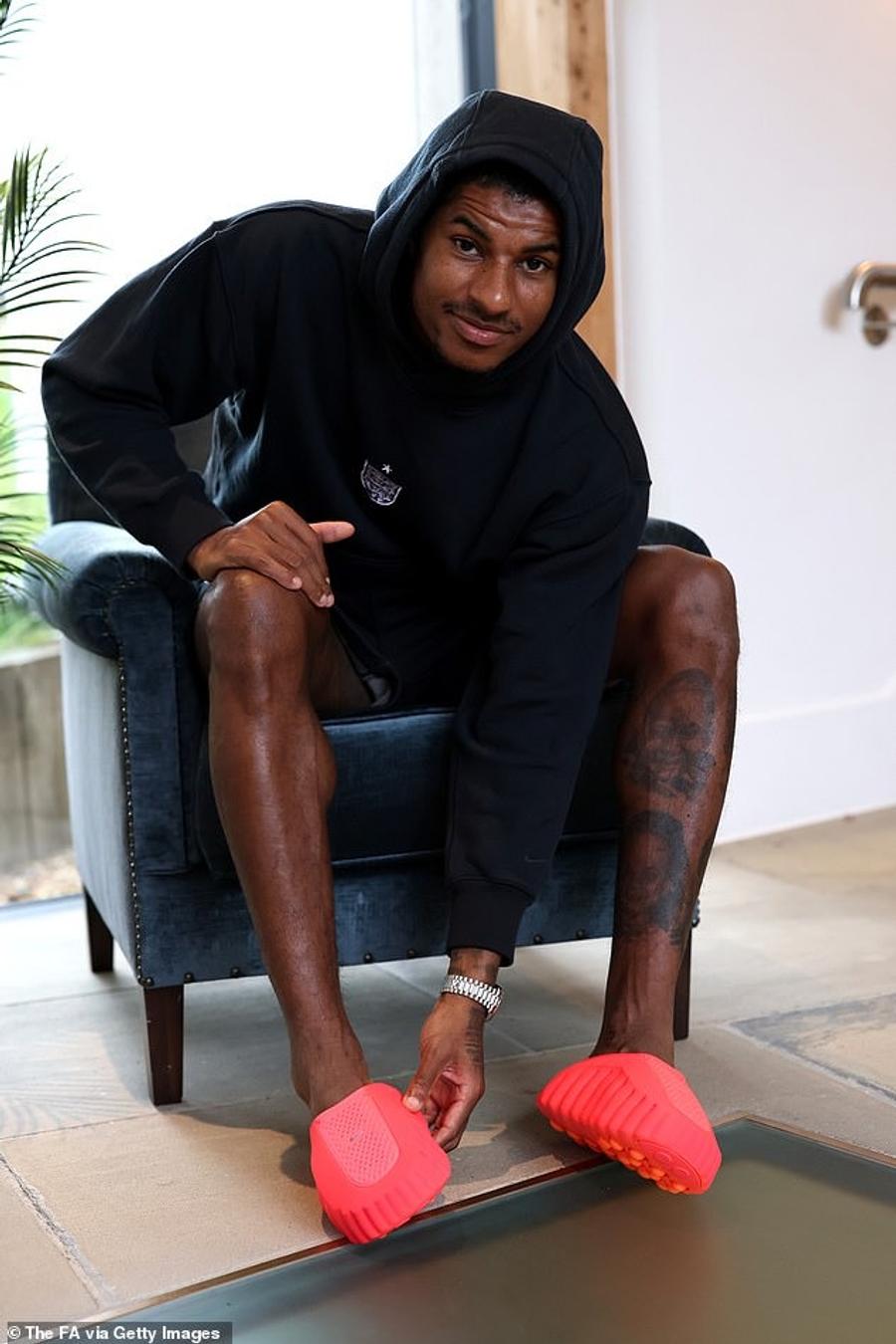 Marcus Rashford și papucii-minune „Mind001” Noua „armă” a Angliei! Papucii care stimulează mintea și concentrarea
