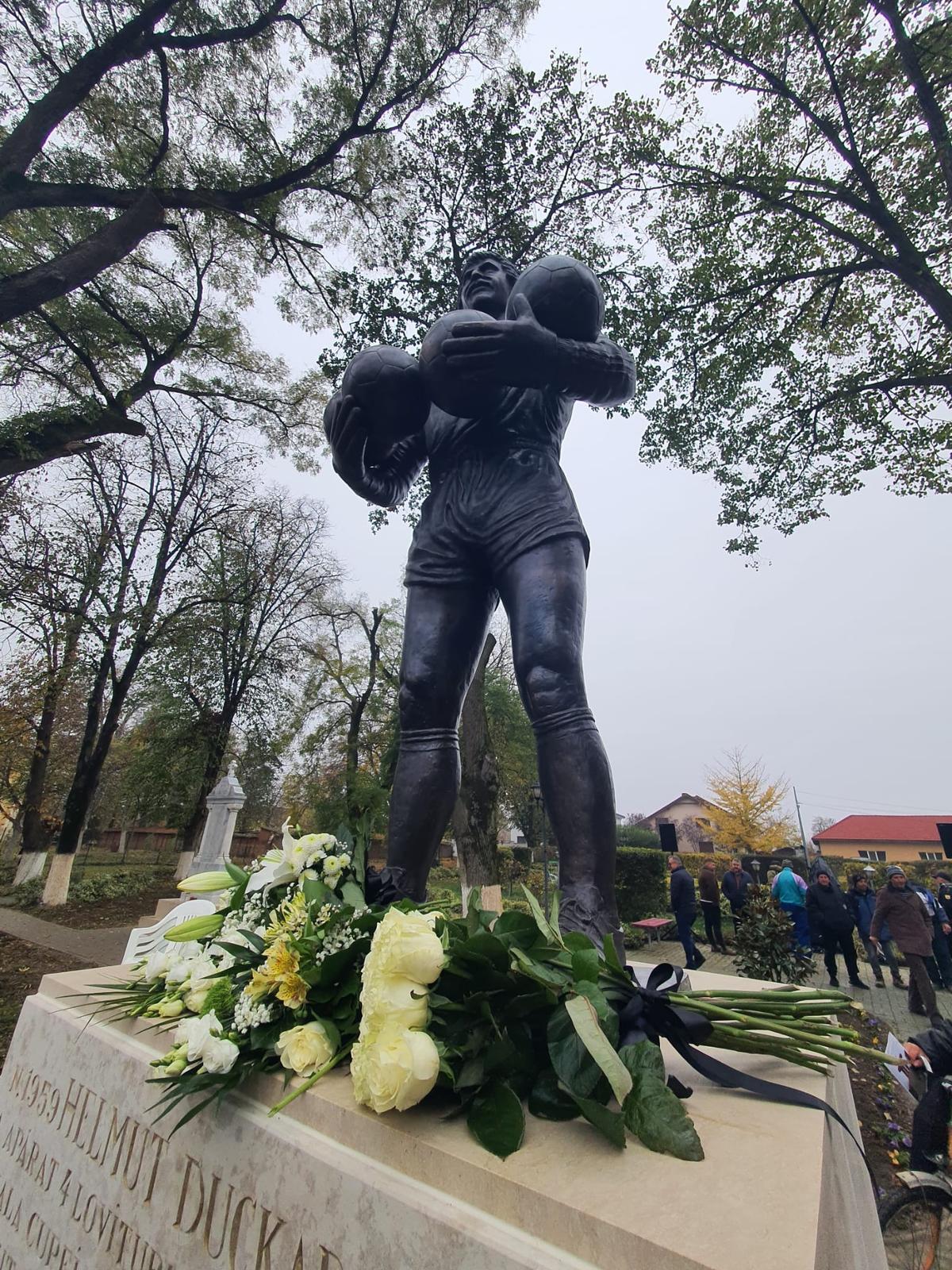 A fost dezvelită statuia în memoria lui Helmut Duckadam: regretatul portar, alături de cele 4 mingi salvate la Sevilla
