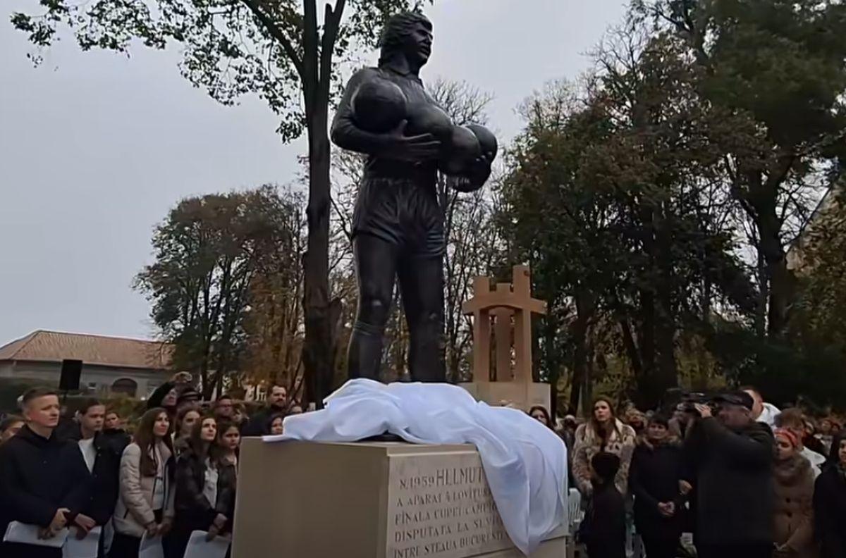 A fost dezvelită statuia în memoria lui Helmut Duckadam: regretatul portar, alături de cele 4 mingi salvate la Sevilla