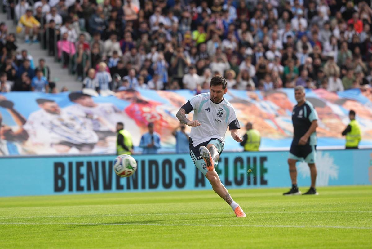 Messi, întâmpinat de 20.000 de oameni la antrenamentul din orașul european cu 240.000 de locuitori