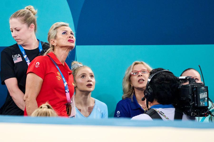 Camelia Voinea și Sabrina Voinea, lângă Corina Moroșanu, așteptând nota în finala la sol de la Paris Foto: GSP Patrick Kiens, fostul antrenor al echipei feminine de gimnastică a României, dezvăluiri ZGUDUITOARE din culise: „A fost ca și cum o bombă ar fi explodat în clădirea aceea”